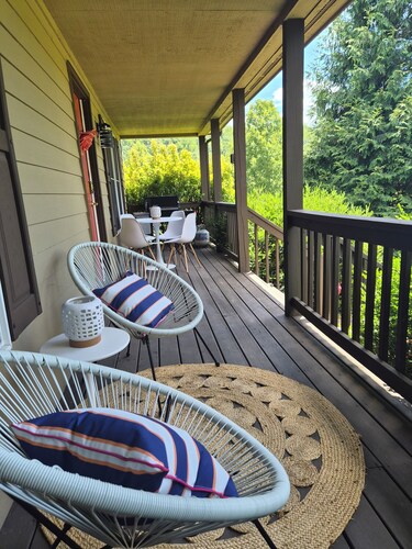 Enjoyable 2-bedroom cottage in Afton Virginia.
1.5 miles from the best winery!