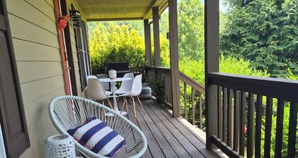 Enjoyable 2-bedroom cottage in Afton Virginia.
1.5 miles from the best winery!
