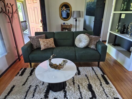 Enjoyable 2-bedroom cottage in Afton Virginia.
1.5 miles from the best winery!