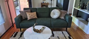 Enjoyable 2-bedroom cottage in Afton Virginia.
1.5 miles from the best winery!
