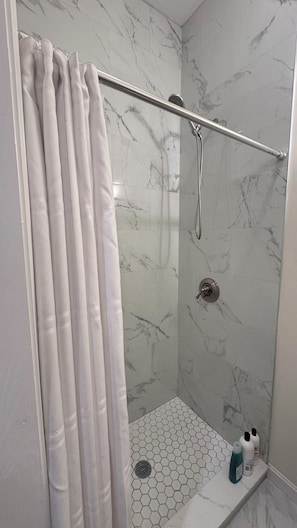 Hair dryer, towels, soap, shampoo - Modern 1BR Near Boston -- Easy Transit Access (Malden)