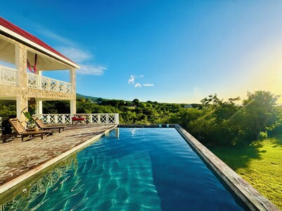 Large estate Villa 6-bed / 6 bath, perfect for large groups & 2 arces of graden