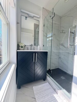 Shower, hair dryer, towels, soap - Cozy 2-bedroom cottage in peaceful Westport (Westport)