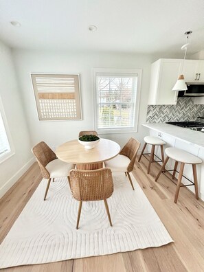 Dining - Cozy 2-bedroom cottage in peaceful Westport (Westport)