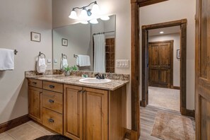 Hair dryer, towels - Moose Mgmt at 2505: 5 BR-Sleeps 14-Pvt Hot Tub, Views! Grill, Parking (Park City)