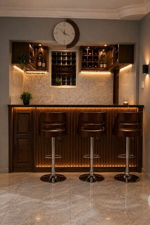 Deluxe Double or Twin Room, City View | Bar (on property) - Kwaku Boadi Memorial lodge (Kumasi)