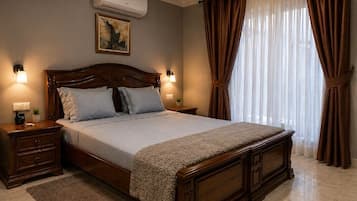 Deluxe kamer, 1 twee- of 2 eenpersoonsbedden, uitzicht op stad | Een bureau, gratis wifi