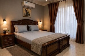 Deluxe kamer, 1 twee- of 2 eenpersoonsbedden, uitzicht op stad | Een bureau, gratis wifi