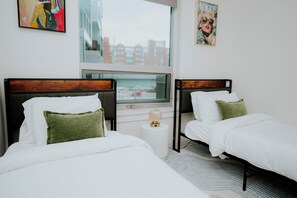 Iron/ironing board, WiFi, bed sheets - Charming 2-bedroom apartment with Balcony/ Garage Parking in Cambridge (Cambridge)