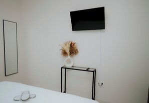 Tabla de planchar con plancha, wifi, ropa de cama