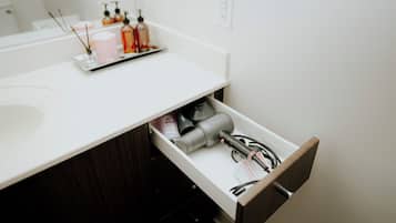 SĂšche-cheveux, serviettes fournies, savon, papier toilette
