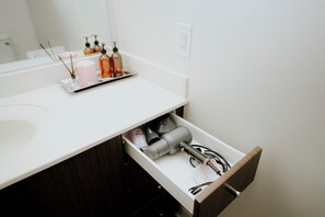 Hair dryer, towels, soap, toilet paper - Charming 2-bedroom apartment with Balcony/ Garage Parking in Cambridge (Cambridge)