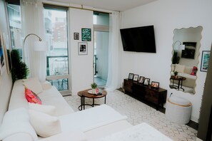 Living area - Charming 2-bedroom apartment with Balcony/ Garage Parking in Cambridge (Cambridge)