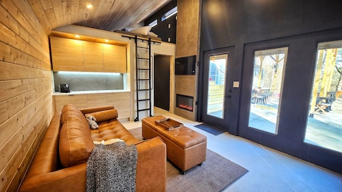 Glamping Retreat-Tiny Home+Restored Vintage Camper