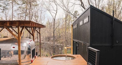 Glamping Retreat-Tiny Home+Restored Vintage Camper