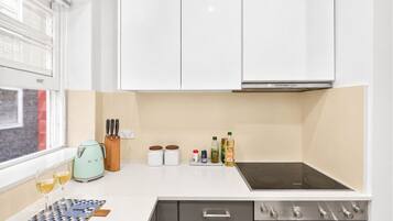 Frigorífico, microondas, horno y placa de cocina