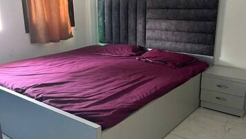 Habitación Deluxe doble, vistas a la ciudad | Escritorio y wifi gratis