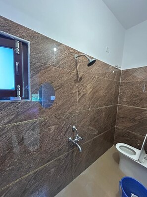 Habitación doble, vista a la ciudad | Baño | Regadera, amenidades de baño gratuitas, toallas 