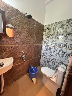 Habitación doble ejecutiva, vista a la ciudad | Baño | Regadera, amenidades de baño gratuitas, toallas 