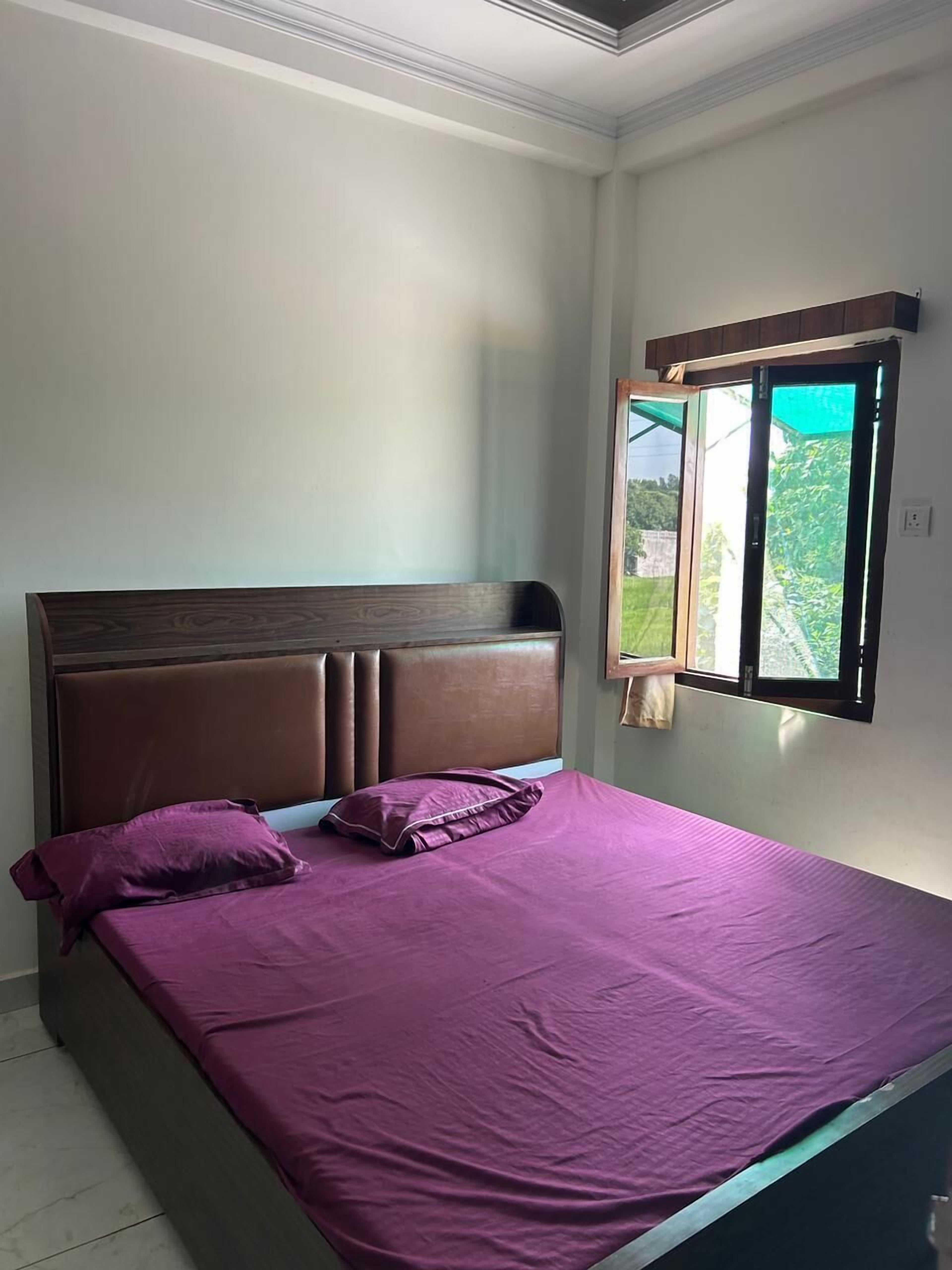 Deluxe Double Room, City View | Interior detail