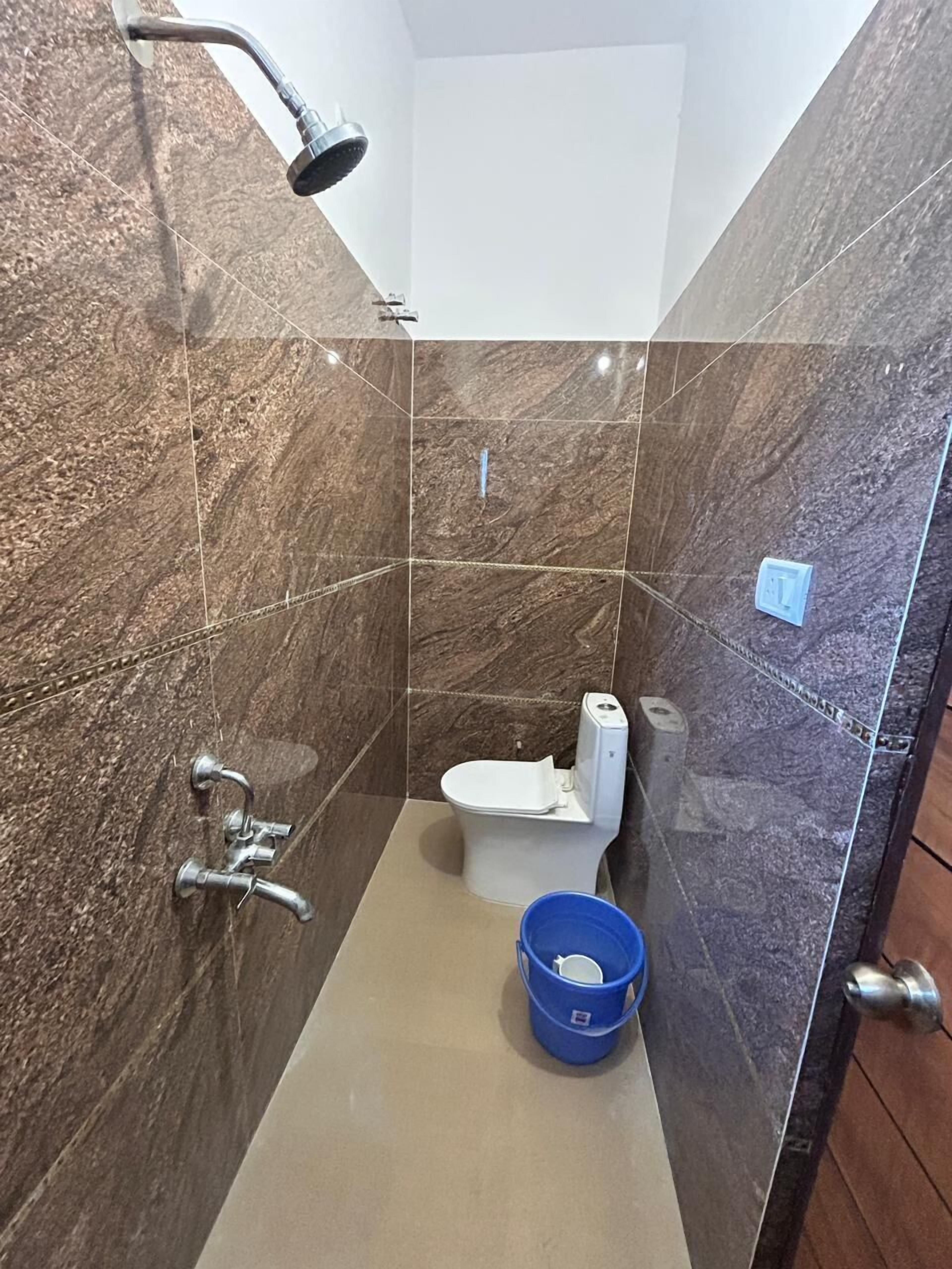 Quarto casal, vista para a cidade | Banheiro | Chuveiro, produtos de toalete grátis, toalhas de banho 