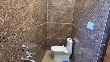 Quarto casal, vista para a cidade | Banheiro | Chuveiro, produtos de toalete grátis, toalhas de banho