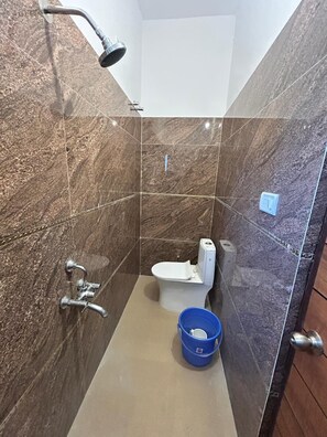 Phòng đôi, quang cảnh thành phố | Phòng tắm | Buồng tắm vòi sen, đồ dùng nhà tắm miễn phí, khăn tắm 