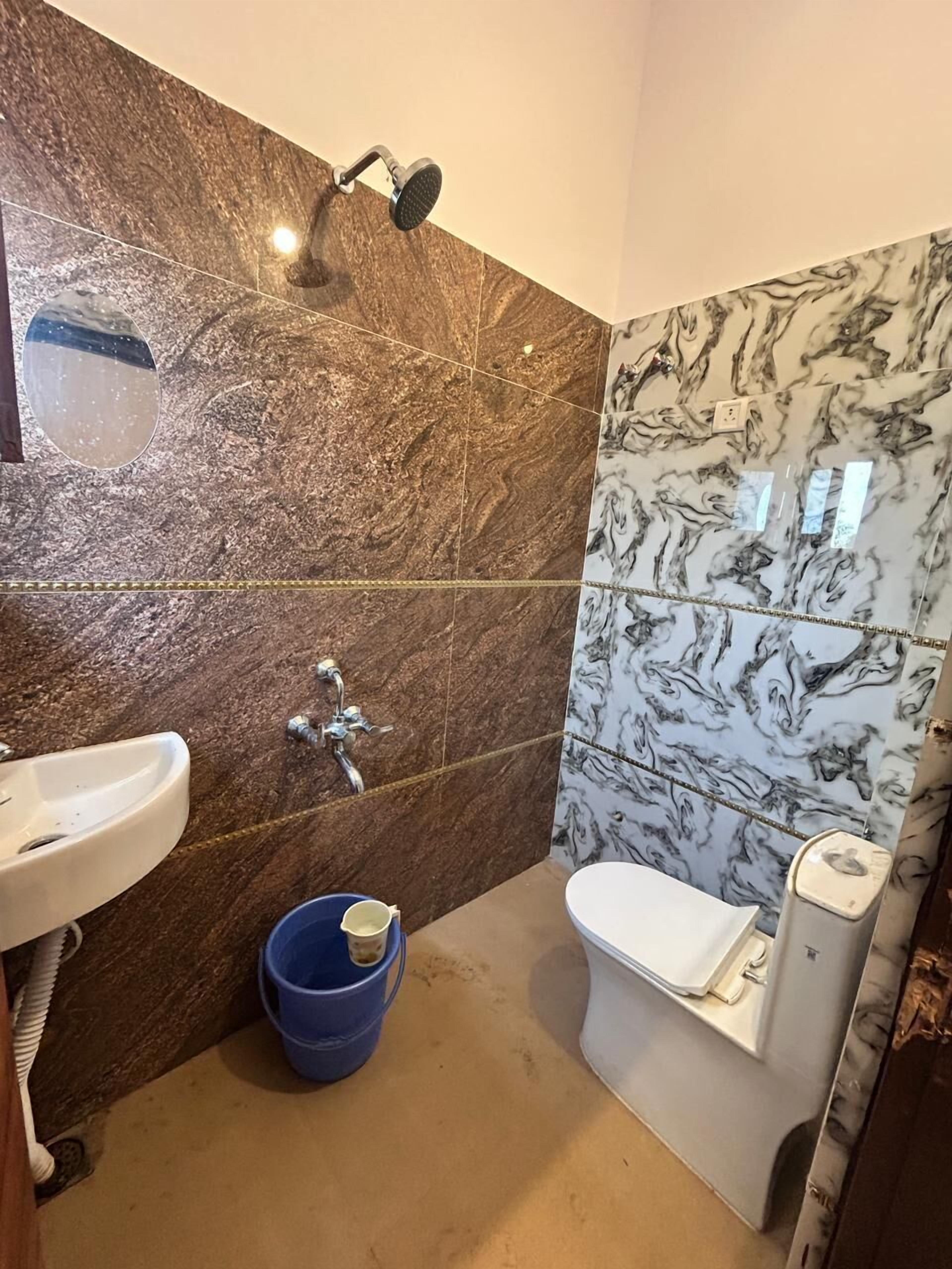Deluxe tweepersoonskamer, uitzicht op stad | Badkamer | Een douche, gratis toiletartikelen, handdoeken