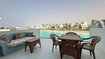 Chalet, 2 habitaciones, vista a la laguna | Restaurante al aire libre