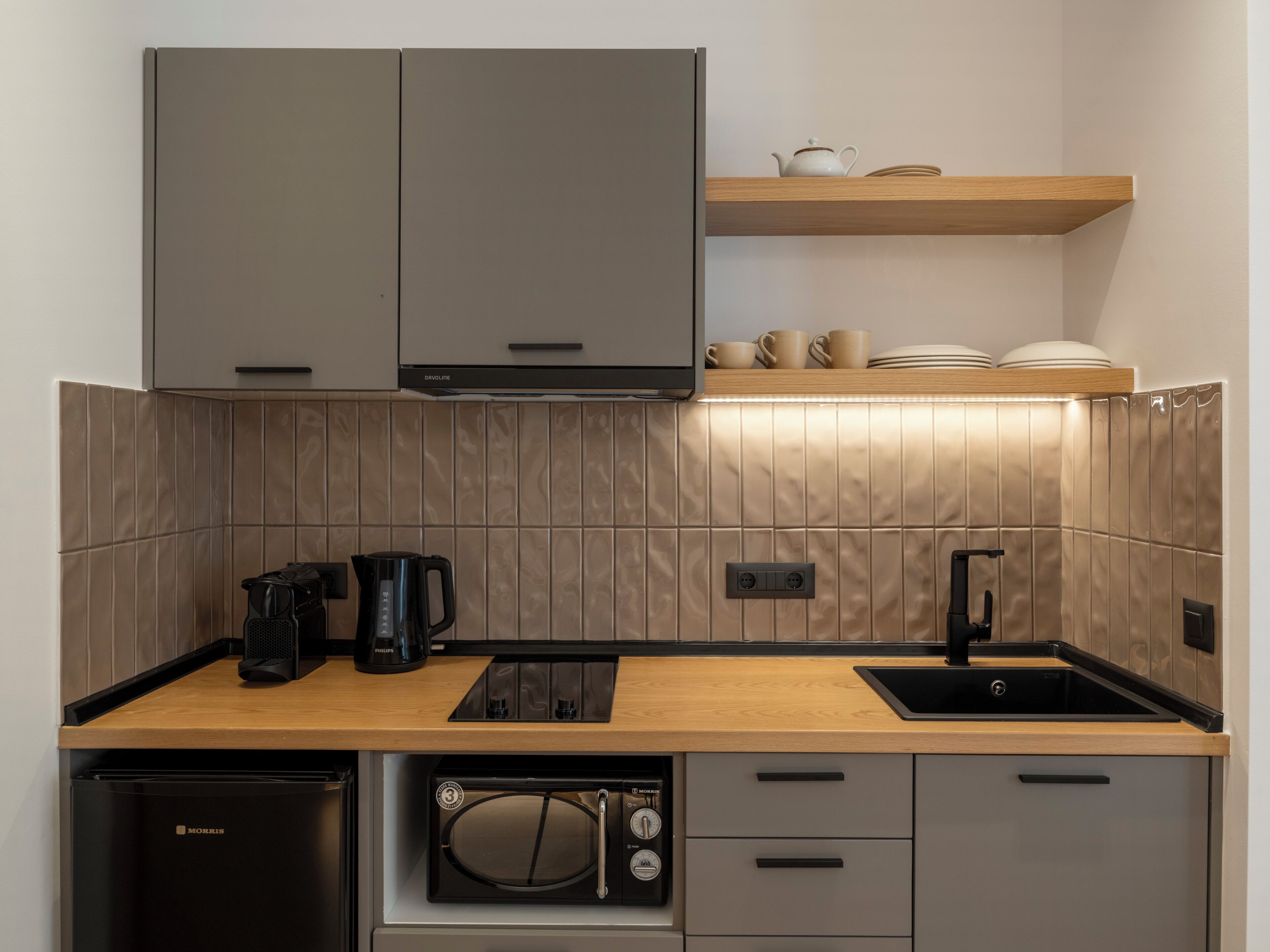 Suite estándar, balcón | Cocina privada | Frigorífico, microondas, placa de cocina y utensilios de cocina