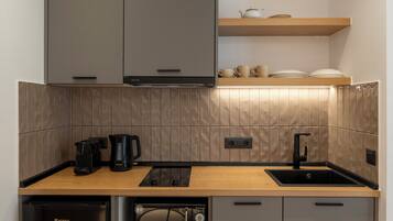 Suite estándar, balcón | Cocina privada | Frigorífico, microondas, placa de cocina y utensilios de cocina