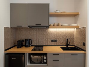 Standard Suite, Balcony | Private kitchen | Fridge, microwave, stovetop, cookware/dishes/utensils - Anemelia way of living (Naousa)
