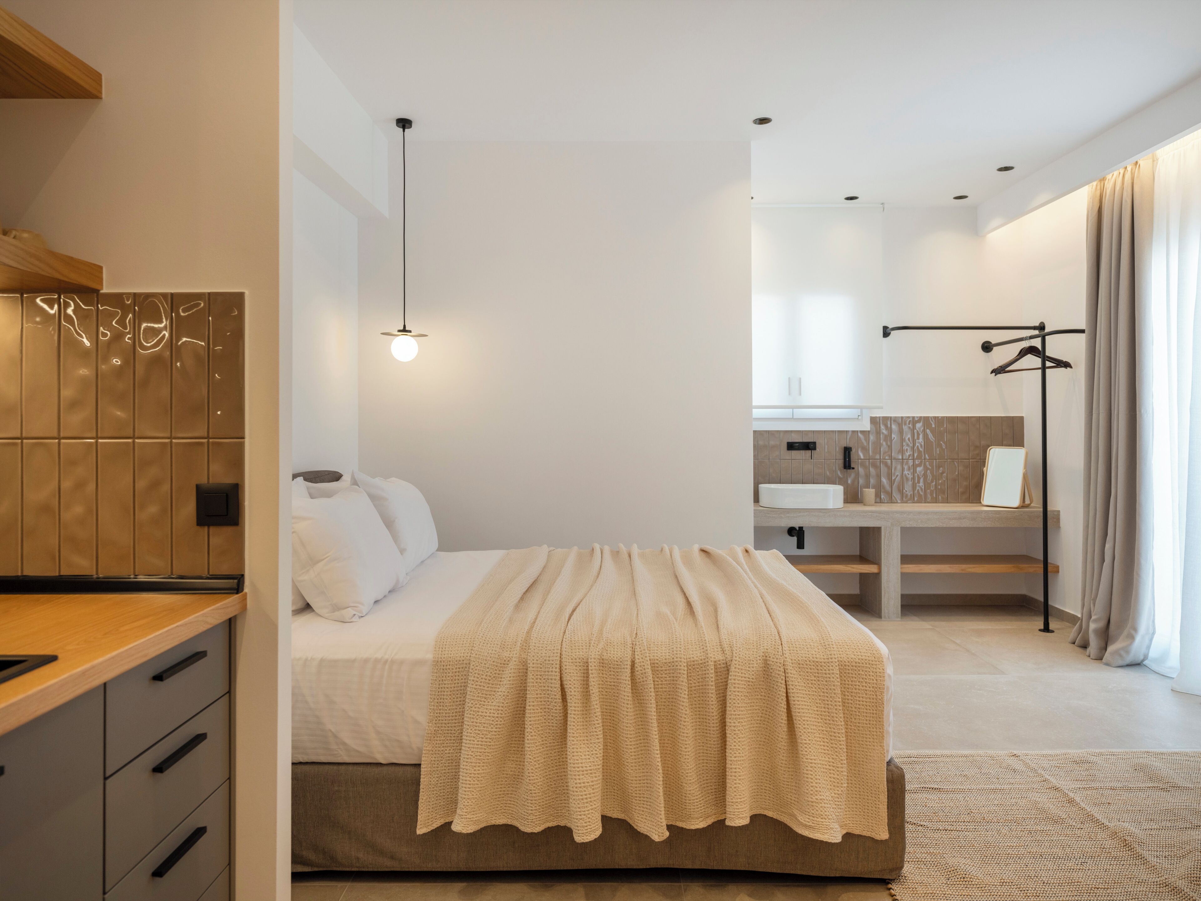 Suite estándar, balcón | Caja fuerte, cortinas opacas, sistema de insonorización
