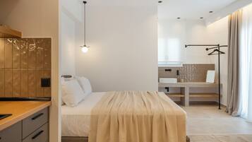 Suite estándar, balcón | Caja fuerte, cortinas opacas, sistema de insonorización