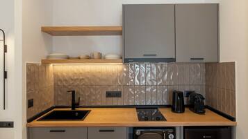 Suite Junior, balcone | Cucina privata | Frigorifero, microonde, piano cottura, pentole/stoviglie/utensili