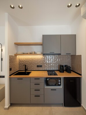 Suite Junior, balcone | Cucina privata | Frigorifero, microonde, piano cottura, pentole/stoviglie/utensili