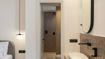 Suite Comfort | Bagno | Doccia, asciugacapelli, pantofole, asciugamani