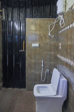 Room, Garden View | Bathroom | Shower, towels, shampoo, toilet paper