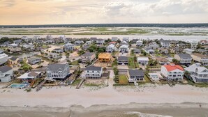 Ein Küstenwohngebiet mit Häusern, einem Strand und Blick auf den Ozean.