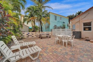 Outdoor dining - Oceanside Beach House-Parking-BBQ-4 Bedrms-3 Baths (Hollywood)