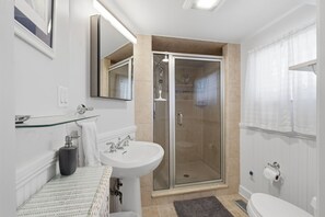 Shower, hair dryer, towels, shampoo - 3BR with POOL, Hot Tub, 2 baths, open kitchen, pkg (Rehoboth Beach)