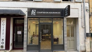 A building with a storefront labeled 'COURTIER EN ASSURANCES.' - Charming apartment in the historic center of Montignac-6 people -3 bedrooms (Montignac-Lascaux)