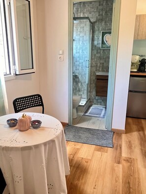 Dusche, Handtücher, Seife, Toilettenpapier