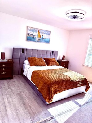 Tabla de planchar con plancha, wifi, ropa de cama