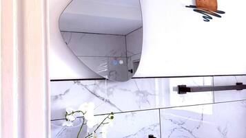 Douche, sèche-cheveux, serviettes fournies, savon
