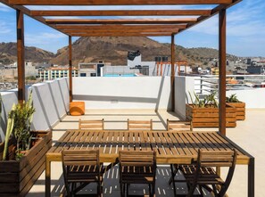 Outdoor dining - Modern T2 apartment with rooftop pool (Praia)