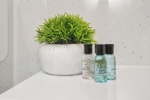 Regadera, secadora de cabello, shampoo 