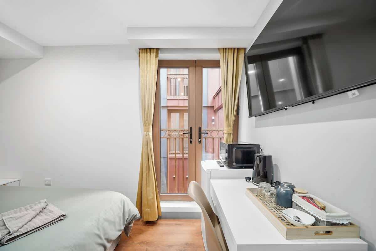 Iron/ironing board, WiFi, bed sheets