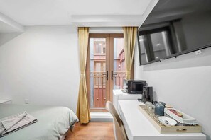 Iron/ironing board, WiFi, bed sheets - Stylish Ensuite Room Near Ilford Station & SKY Bar (London)