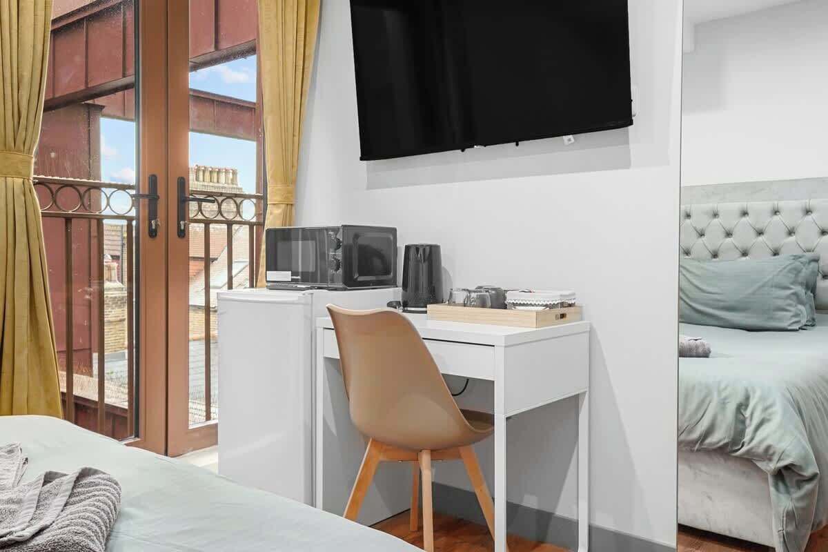 Tabla de planchar con plancha, wifi, ropa de cama